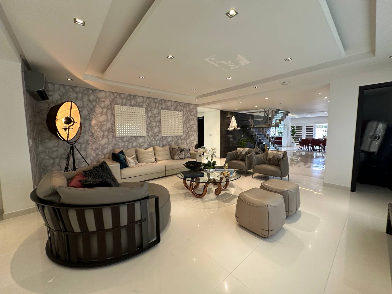 Altamira-Casa-Sala (4) Casa en Venta en Altamira, Caracas – 1.800m², 8 Habitaciones, 8.5 Baños y 6 Puestos de Estacionamiento