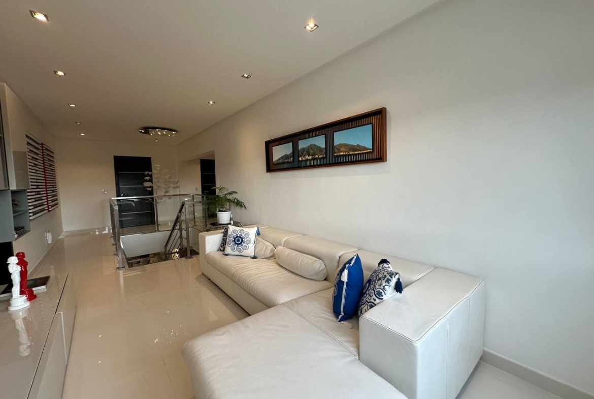 Casa en Venta en Altamira, Caracas – 1.800m², 8 Habitaciones, 8.5 Baños y 6 Puestos de Estacionamiento