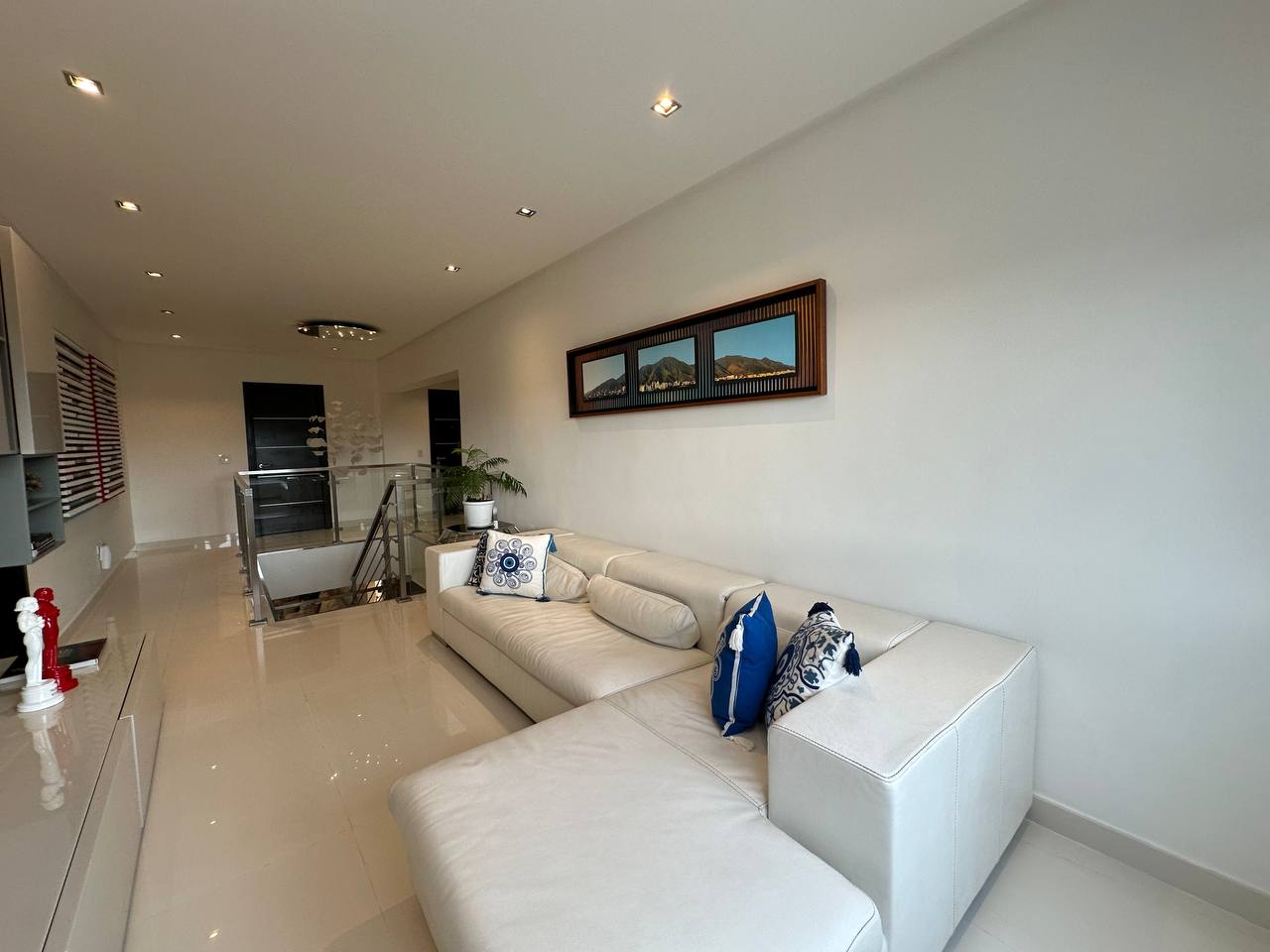 Altamira-Casa-Sala (5) Casa en Venta en Altamira, Caracas – 1.800m², 8 Habitaciones, 8.5 Baños y 6 Puestos de Estacionamiento