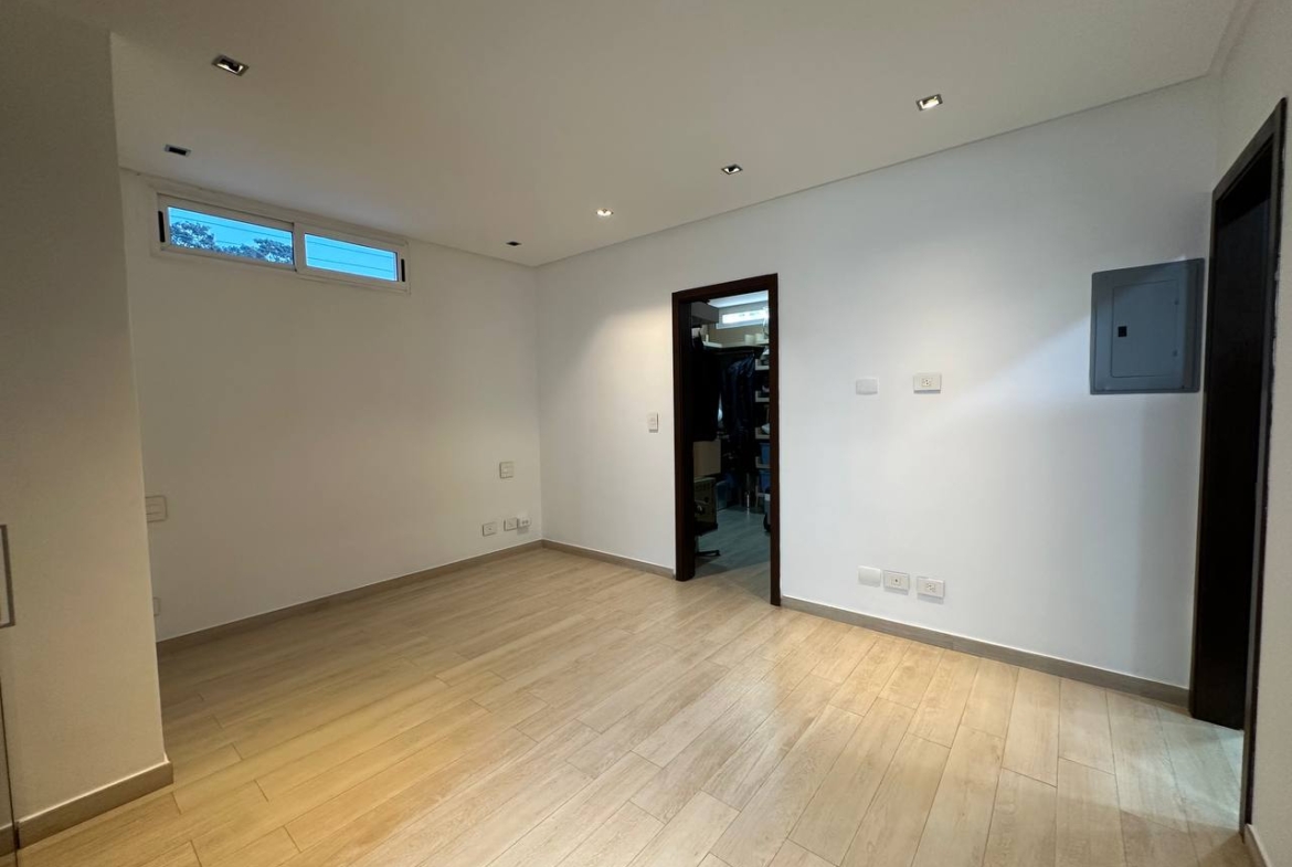 Casa en Venta en Altamira, Caracas – 1.800m², 8 Habitaciones, 8.5 Baños y 6 Puestos de Estacionamiento