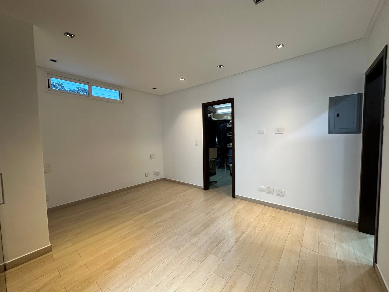 Altamira-Casa-Salon Casa en Venta en Altamira, Caracas – 1.800m², 8 Habitaciones, 8.5 Baños y 6 Puestos de Estacionamiento