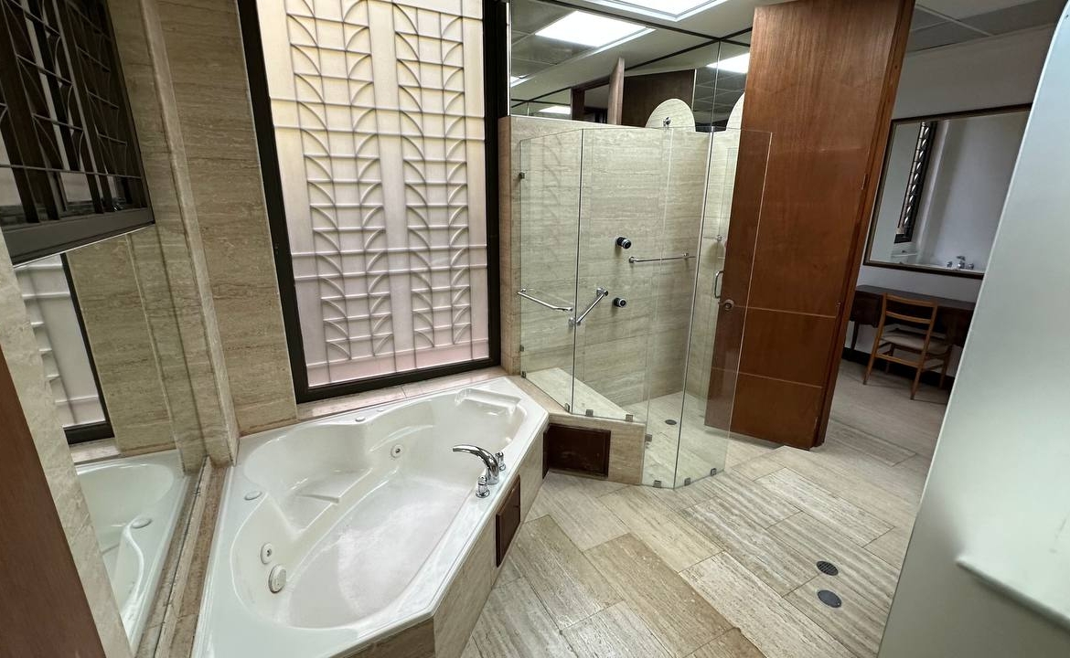 Apartamento Planta Baja en Venta en Altamira, Caracas – 600m², 4 Habitaciones, 4 Baños y 5 Puestos de Estacionamiento