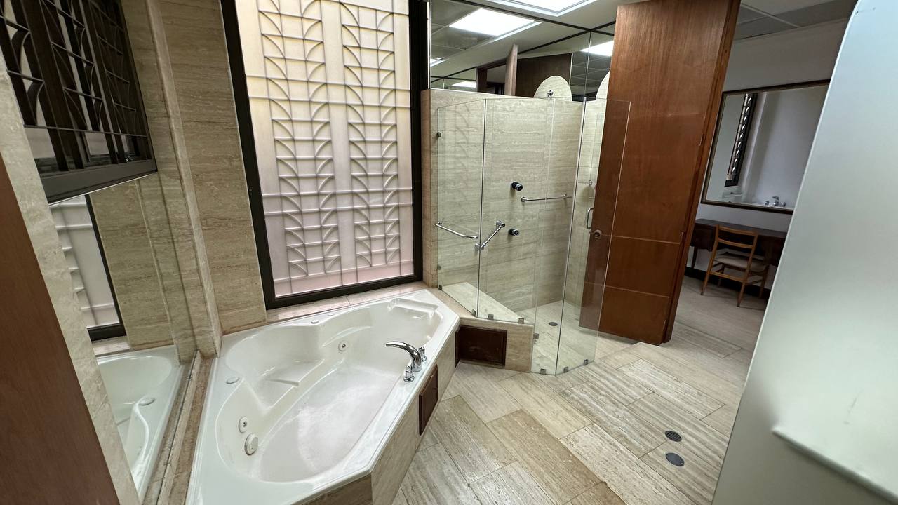 Altamira-PH-Baño (3) Apartamento Planta Baja en Venta en Altamira, Caracas – 600m², 4 Habitaciones, 4 Baños y 5 Puestos de Estacionamiento