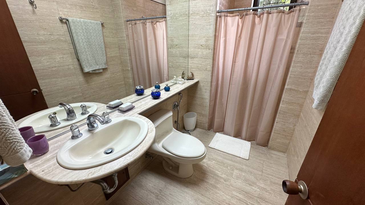 Altamira-PH-Baño (5) Apartamento Planta Baja en Venta en Altamira, Caracas – 600m², 4 Habitaciones, 4 Baños y 5 Puestos de Estacionamiento