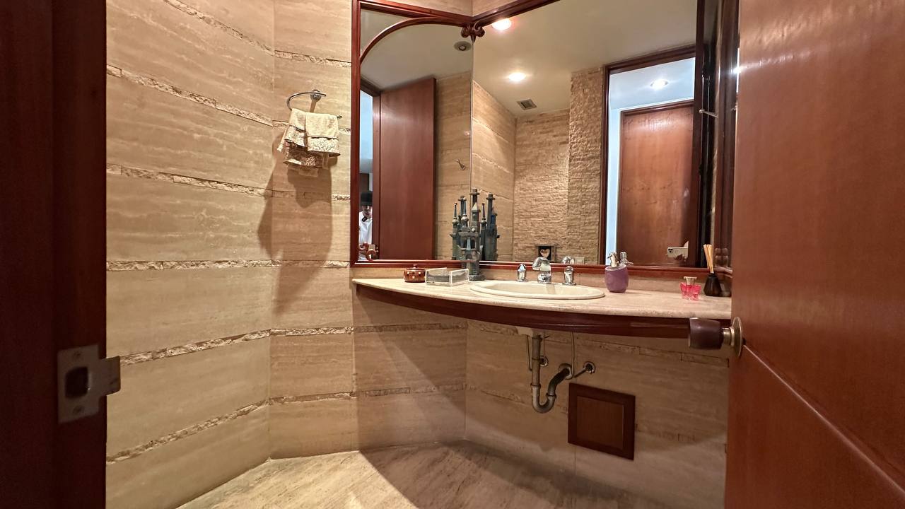 Altamira-PH-Baño Apartamento Planta Baja en Venta en Altamira, Caracas – 600m², 4 Habitaciones, 4 Baños y 5 Puestos de Estacionamiento