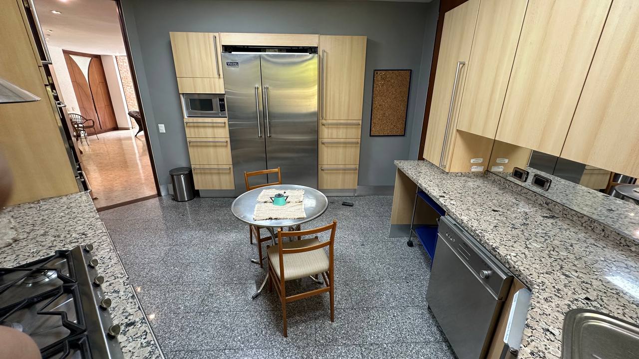 Altamira-PH-Cocina (2) Apartamento Planta Baja en Venta en Altamira, Caracas – 600m², 4 Habitaciones, 4 Baños y 5 Puestos de Estacionamiento