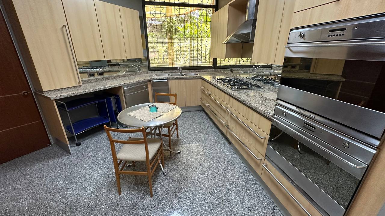 Altamira-PH-Cocina (3) Apartamento Planta Baja en Venta en Altamira, Caracas – 600m², 4 Habitaciones, 4 Baños y 5 Puestos de Estacionamiento