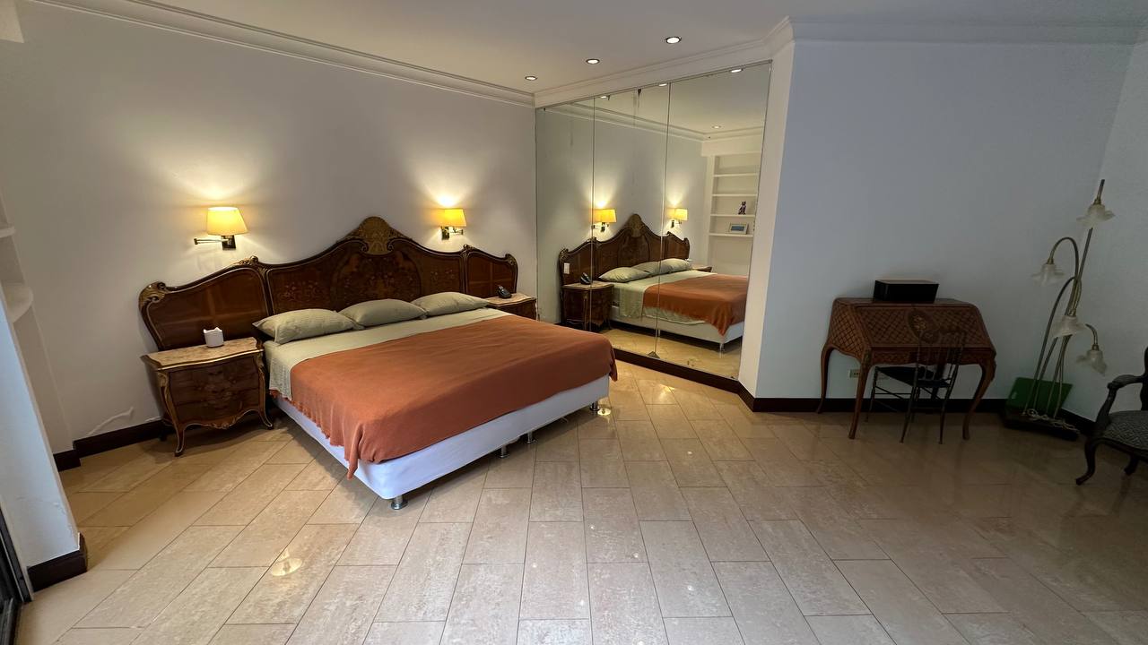 Altamira-PH-Dormitorio Apartamento Planta Baja en Venta en Altamira, Caracas – 600m², 4 Habitaciones, 4 Baños y 5 Puestos de Estacionamiento