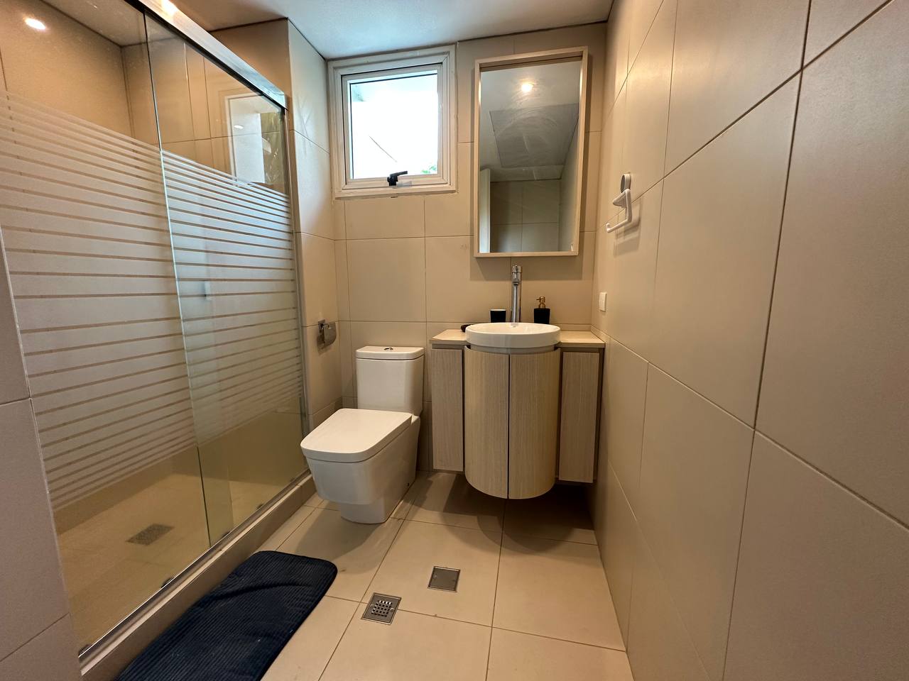 Campo Alegre-Esmeralda-Baño (2) Apartamento en Alquiler en Campo Alegre, Caracas – 92m², 2 Habitaciones, 2 Baños y 2 Puestos de Estacionamiento