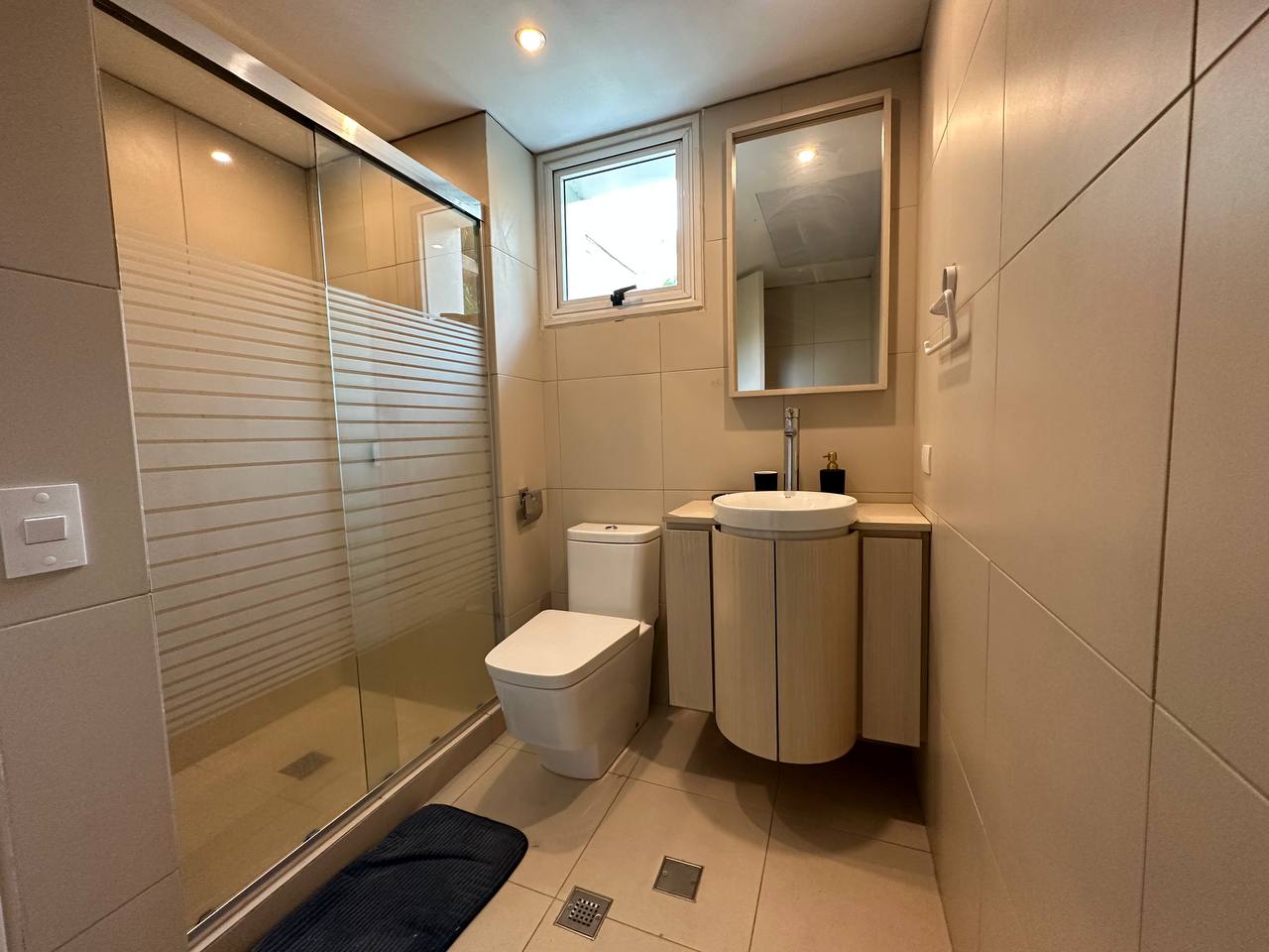 Campo Alegre-Esmeralda-Baño (3) Apartamento en Alquiler en Campo Alegre, Caracas – 92m², 2 Habitaciones, 2 Baños y 2 Puestos de Estacionamiento