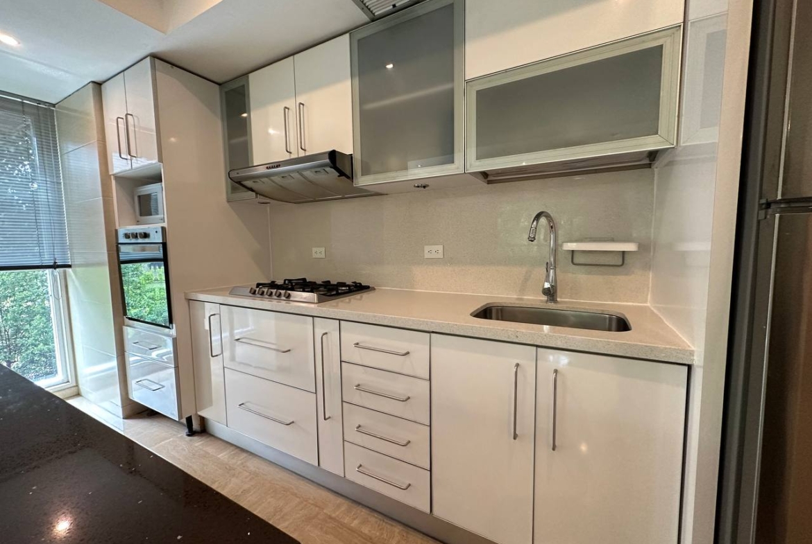 Apartamento en Alquiler en Campo Alegre, Caracas – 92m², 2 Habitaciones, 2 Baños y 2 Puestos de Estacionamiento