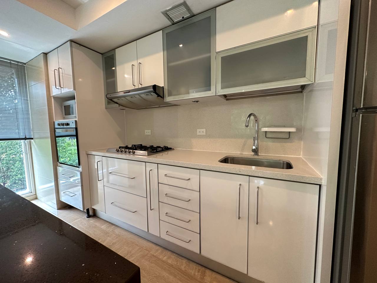 Campo Alegre-Esmeralda-Cocina (3) Apartamento en Alquiler en Campo Alegre, Caracas – 92m², 2 Habitaciones, 2 Baños y 2 Puestos de Estacionamiento