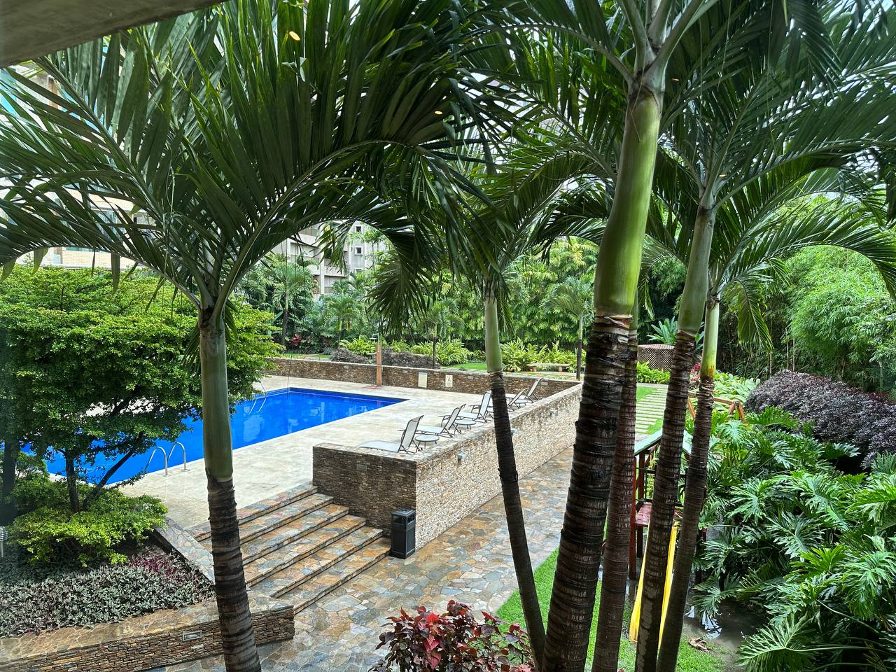 Campo Alegre-Esmeralda-Piscina Apartamento en Alquiler en Campo Alegre, Caracas – 92m², 2 Habitaciones, 2 Baños y 2 Puestos de Estacionamiento