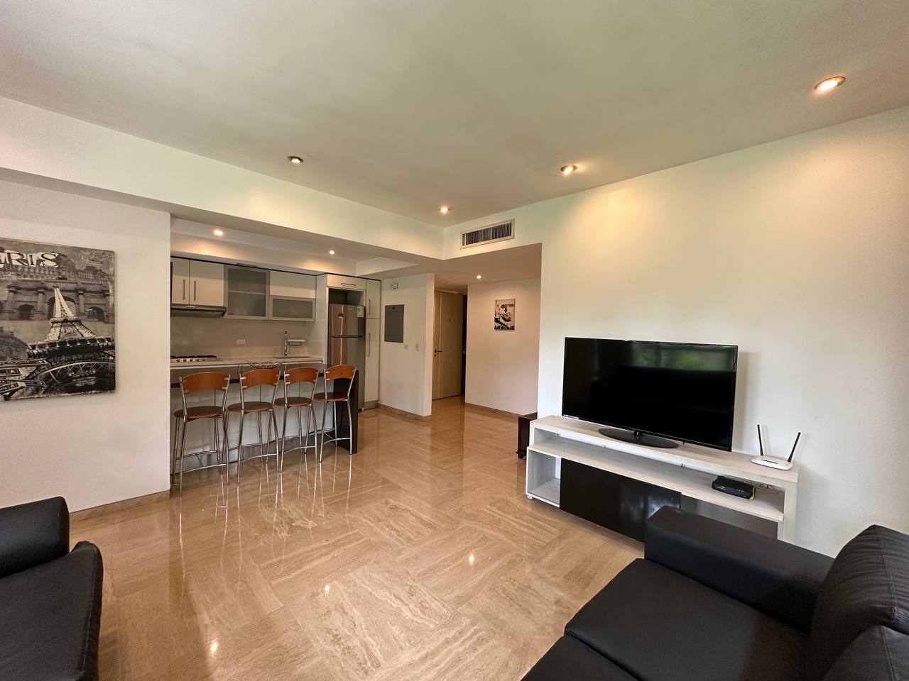 Campo Alegre-Esmeralda-Sala (2) Apartamento en Alquiler en Campo Alegre, Caracas – 92m², 2 Habitaciones, 2 Baños y 2 Puestos de Estacionamiento