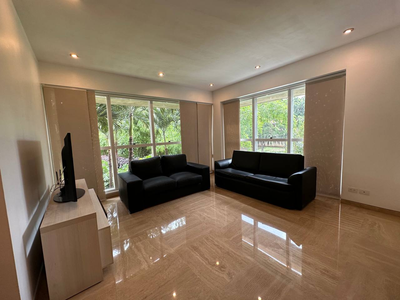Campo Alegre-Esmeralda-Sala (3) Apartamento en Alquiler en Campo Alegre, Caracas – 92m², 2 Habitaciones, 2 Baños y 2 Puestos de Estacionamiento