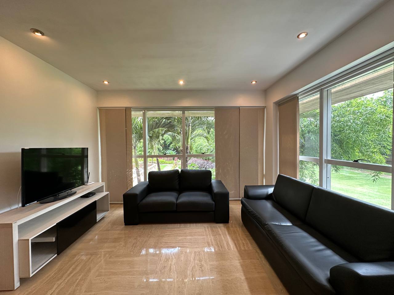 Campo Alegre-Esmeralda-Sala Apartamento en Alquiler en Campo Alegre, Caracas – 92m², 2 Habitaciones, 2 Baños y 2 Puestos de Estacionamiento