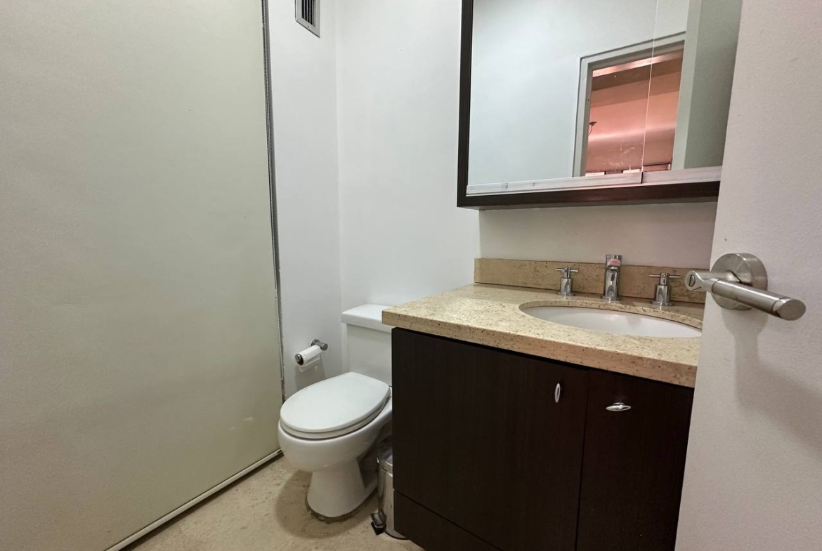Apartamento en Alquiler en Campo Alegre, Caracas – 89m², 1 Habitación, 1.5 Baños y 2 Puestos de Estacionamiento