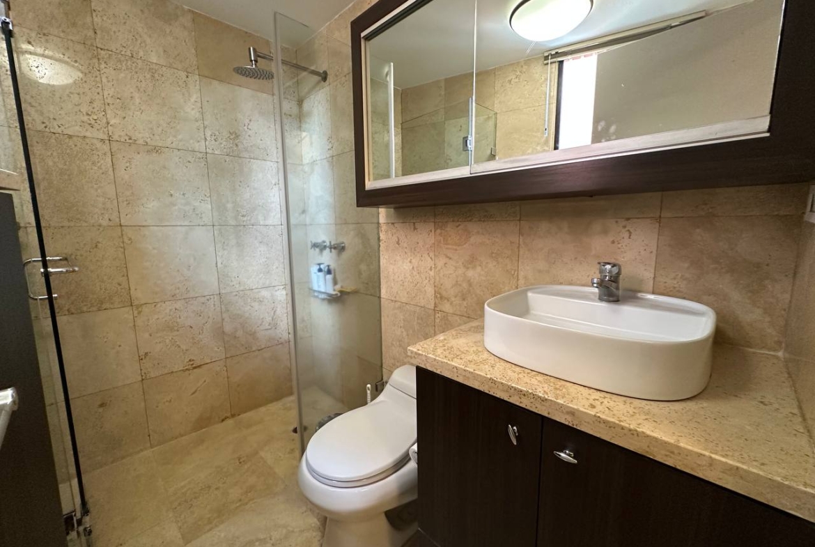 Apartamento en Alquiler en Campo Alegre, Caracas – 89m², 1 Habitación, 1.5 Baños y 2 Puestos de Estacionamiento