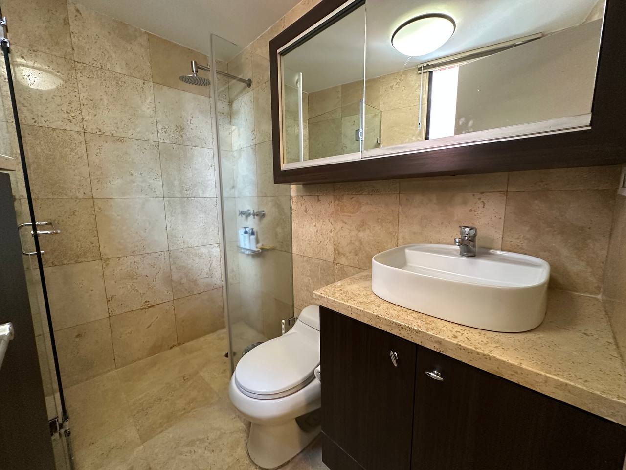 Campo Alegre-Merlot-Baño (2) Apartamento en Alquiler en Campo Alegre, Caracas – 89m², 1 Habitación, 1.5 Baños y 2 Puestos de Estacionamiento