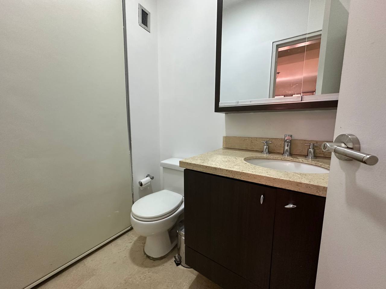 Campo Alegre-Merlot-Baño Apartamento en Alquiler en Campo Alegre, Caracas – 89m², 1 Habitación, 1.5 Baños y 2 Puestos de Estacionamiento