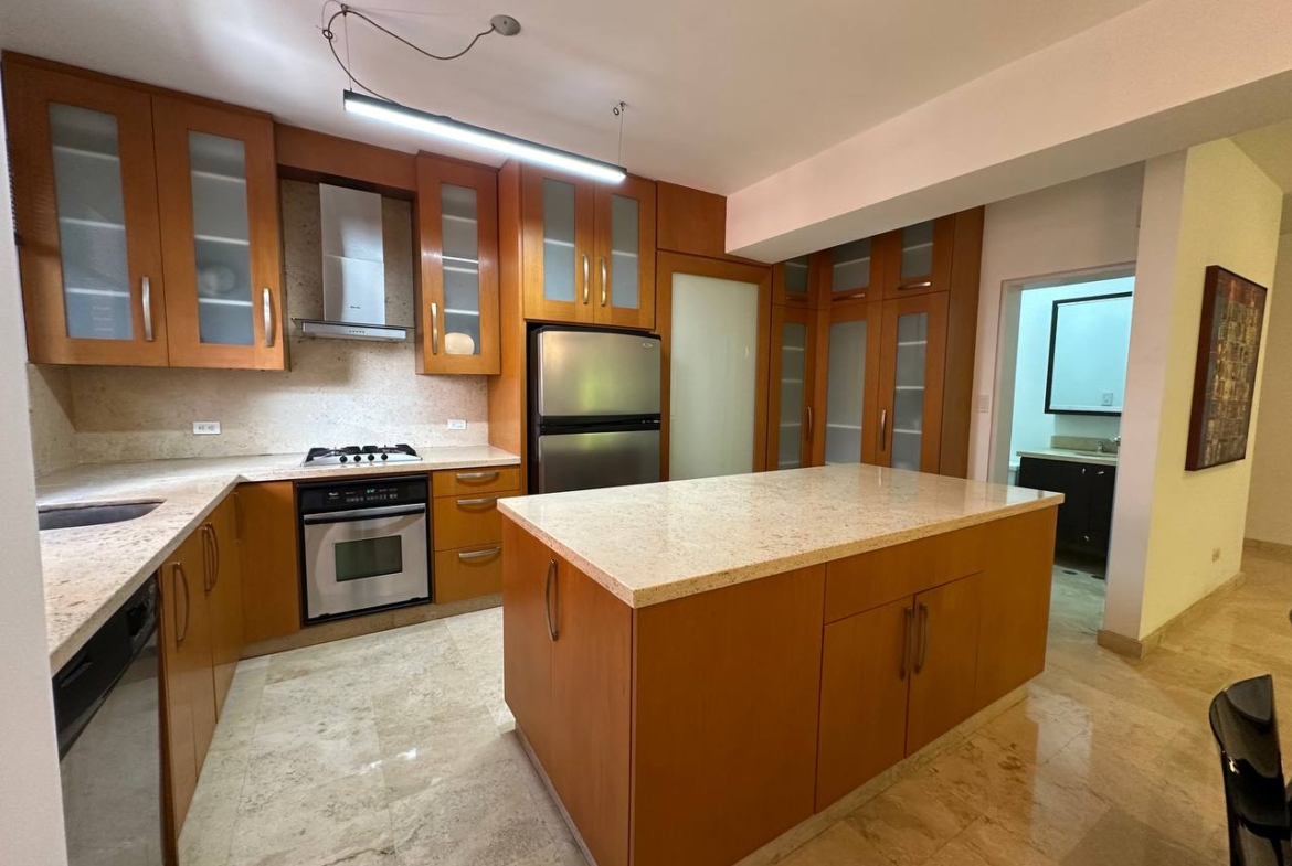 Apartamento en Alquiler en Campo Alegre, Caracas – 89m², 1 Habitación, 1.5 Baños y 2 Puestos de Estacionamiento