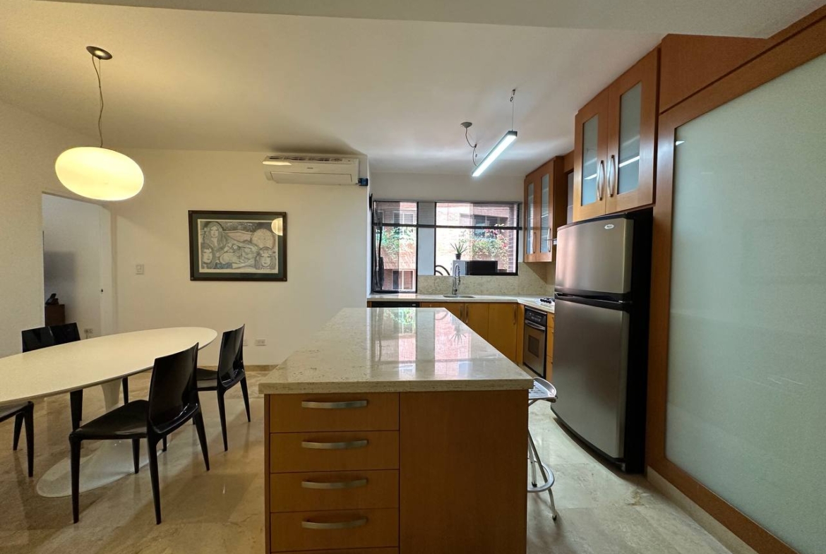 Apartamento en Alquiler en Campo Alegre, Caracas – 89m², 1 Habitación, 1.5 Baños y 2 Puestos de Estacionamiento