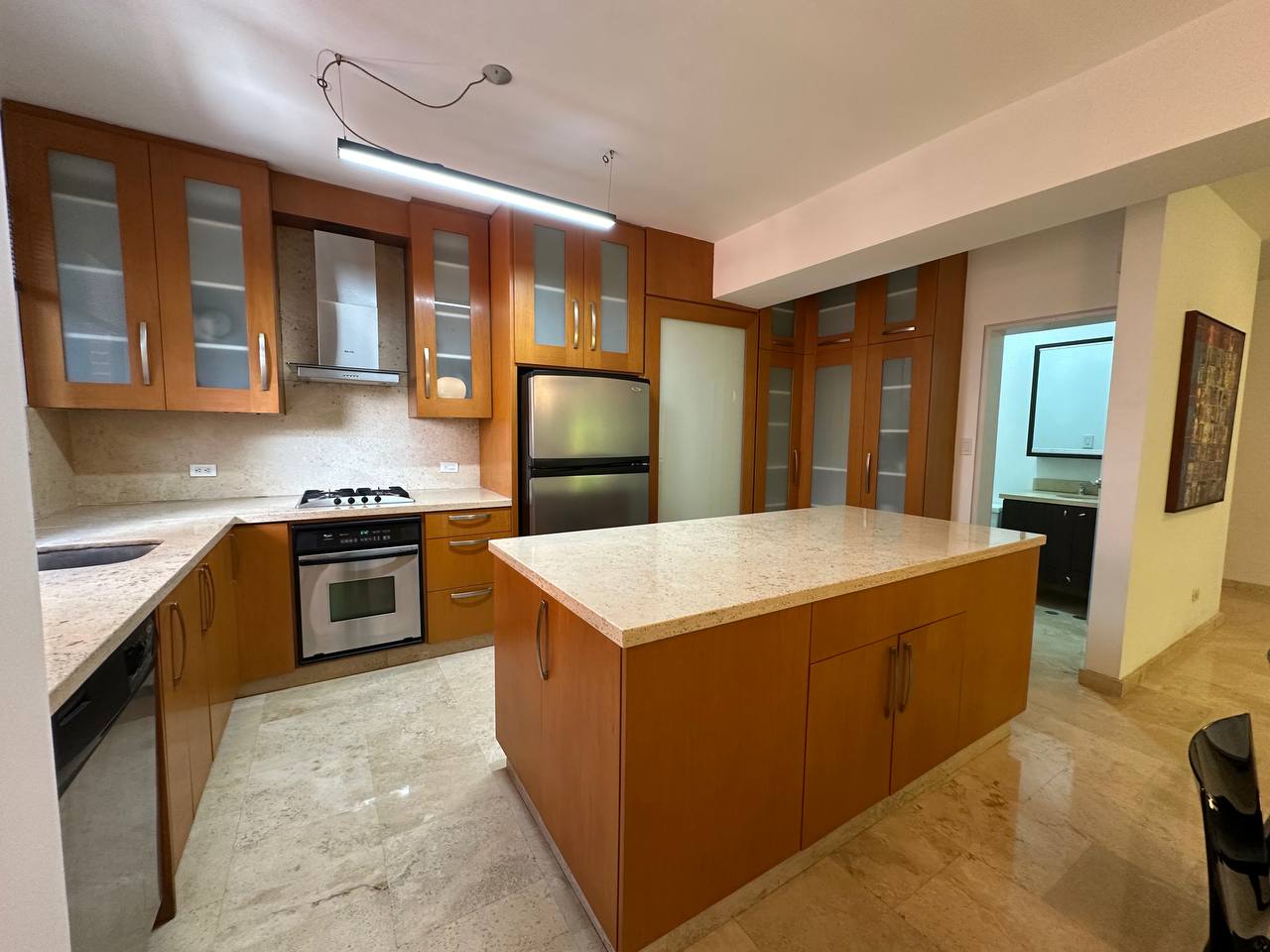 Campo Alegre-Merlot-Cocina Apartamento en Alquiler en Campo Alegre, Caracas – 89m², 1 Habitación, 1.5 Baños y 2 Puestos de Estacionamiento