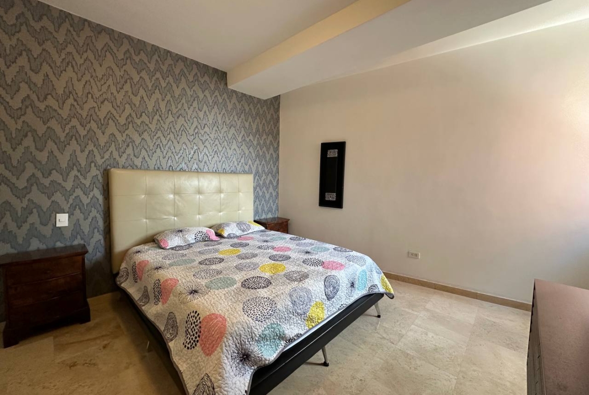 Apartamento en Alquiler en Campo Alegre, Caracas – 89m², 1 Habitación, 1.5 Baños y 2 Puestos de Estacionamiento