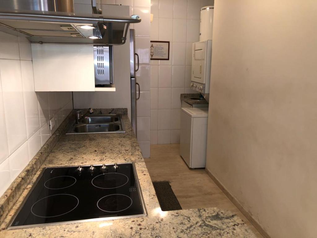 Apartamento en Alquiler en Campo Alegre, Caracas – 76m², 1 Habitación, 2 Baños y 2 Puestos de Estacionamiento
