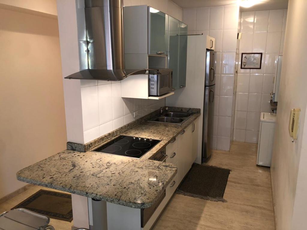 Apartamento en Alquiler en Campo Alegre, Caracas – 76m², 1 Habitación, 2 Baños y 2 Puestos de Estacionamiento