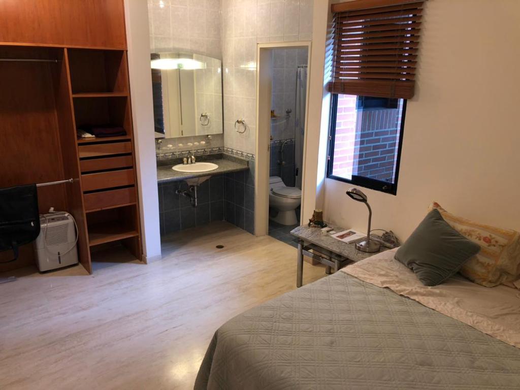 Apartamento en Alquiler en Campo Alegre, Caracas – 76m², 1 Habitación, 2 Baños y 2 Puestos de Estacionamiento