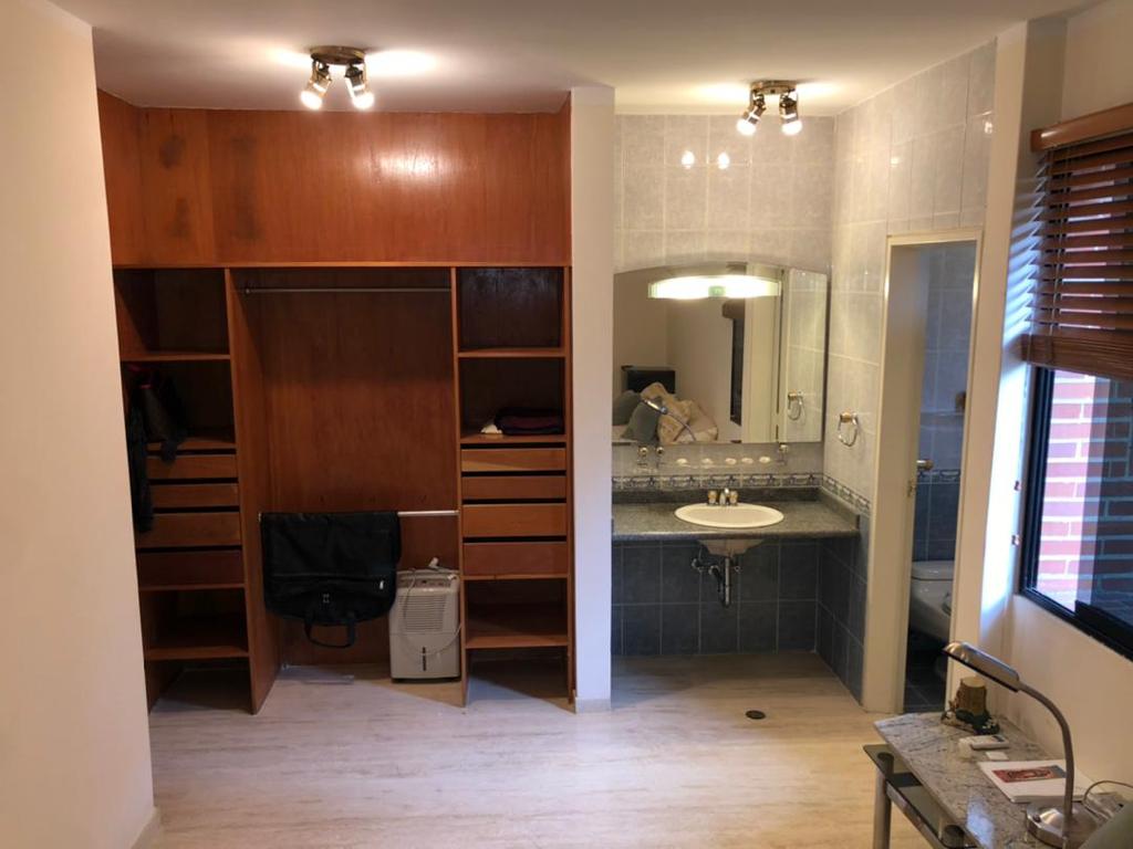 Apartamento en Alquiler en Campo Alegre, Caracas – 76m², 1 Habitación, 2 Baños y 2 Puestos de Estacionamiento