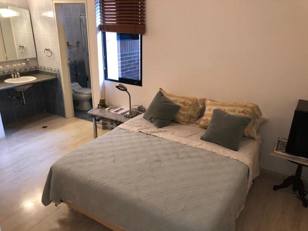 Apartamento en Alquiler en Campo Alegre, Caracas – 76m², 1 Habitación, 2 Baños y 2 Puestos de Estacionamiento