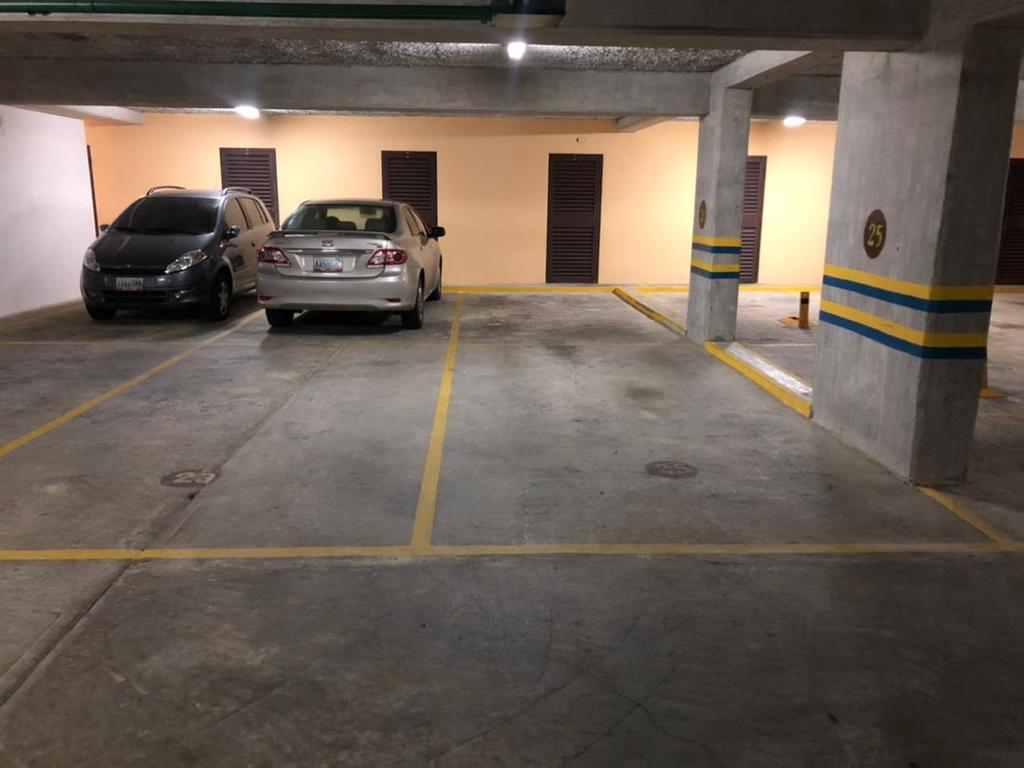 Apartamento en Alquiler en Campo Alegre, Caracas – 76m², 1 Habitación, 2 Baños y 2 Puestos de Estacionamiento