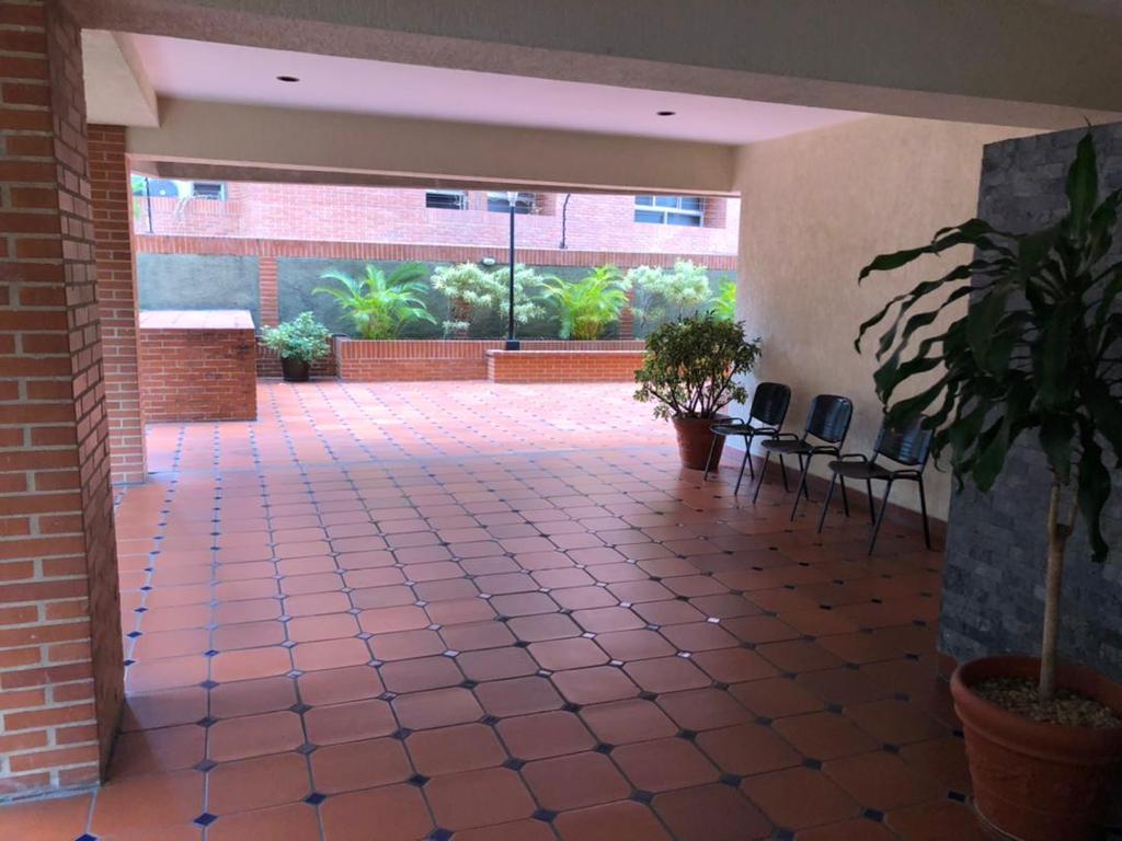 Apartamento en Alquiler en Campo Alegre, Caracas – 76m², 1 Habitación, 2 Baños y 2 Puestos de Estacionamiento