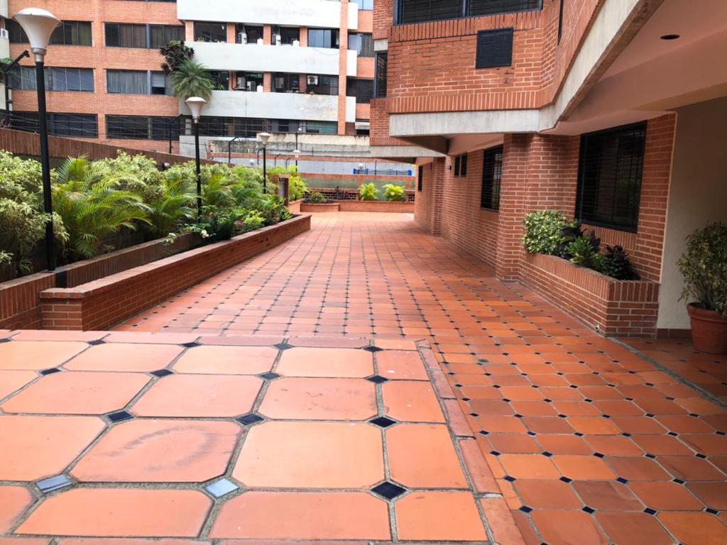 Apartamento en Alquiler en Campo Alegre, Caracas – 76m², 1 Habitación, 2 Baños y 2 Puestos de Estacionamiento
