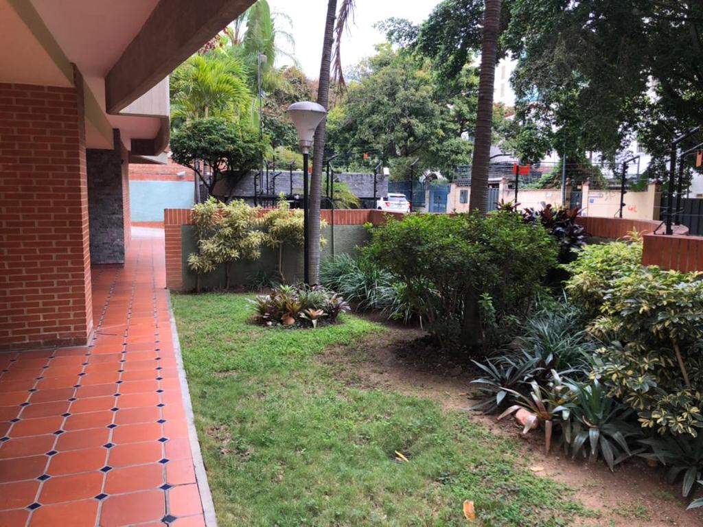 Apartamento en Alquiler en Campo Alegre, Caracas – 76m², 1 Habitación, 2 Baños y 2 Puestos de Estacionamiento