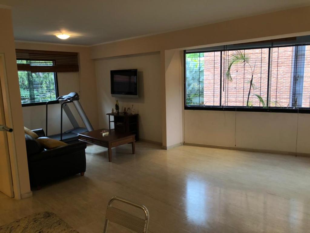 Apartamento en Alquiler en Campo Alegre, Caracas – 76m², 1 Habitación, 2 Baños y 2 Puestos de Estacionamiento