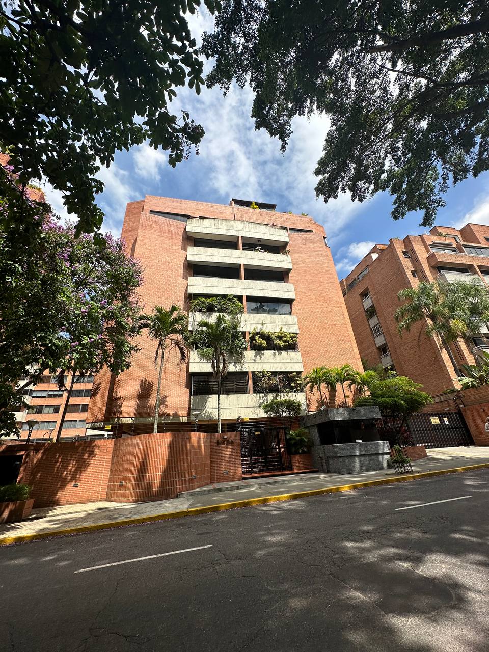Campo Alegre-Merlot-Fachada Apartamento en Alquiler en Campo Alegre, Caracas – 89m², 1 Habitación, 1.5 Baños y 2 Puestos de Estacionamiento