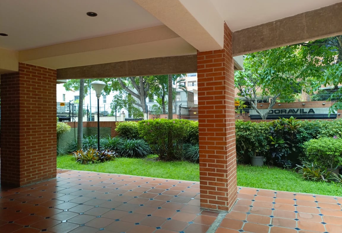 Apartamento en Alquiler en Campo Alegre, Caracas – 89m², 1 Habitación, 1.5 Baños y 2 Puestos de Estacionamiento