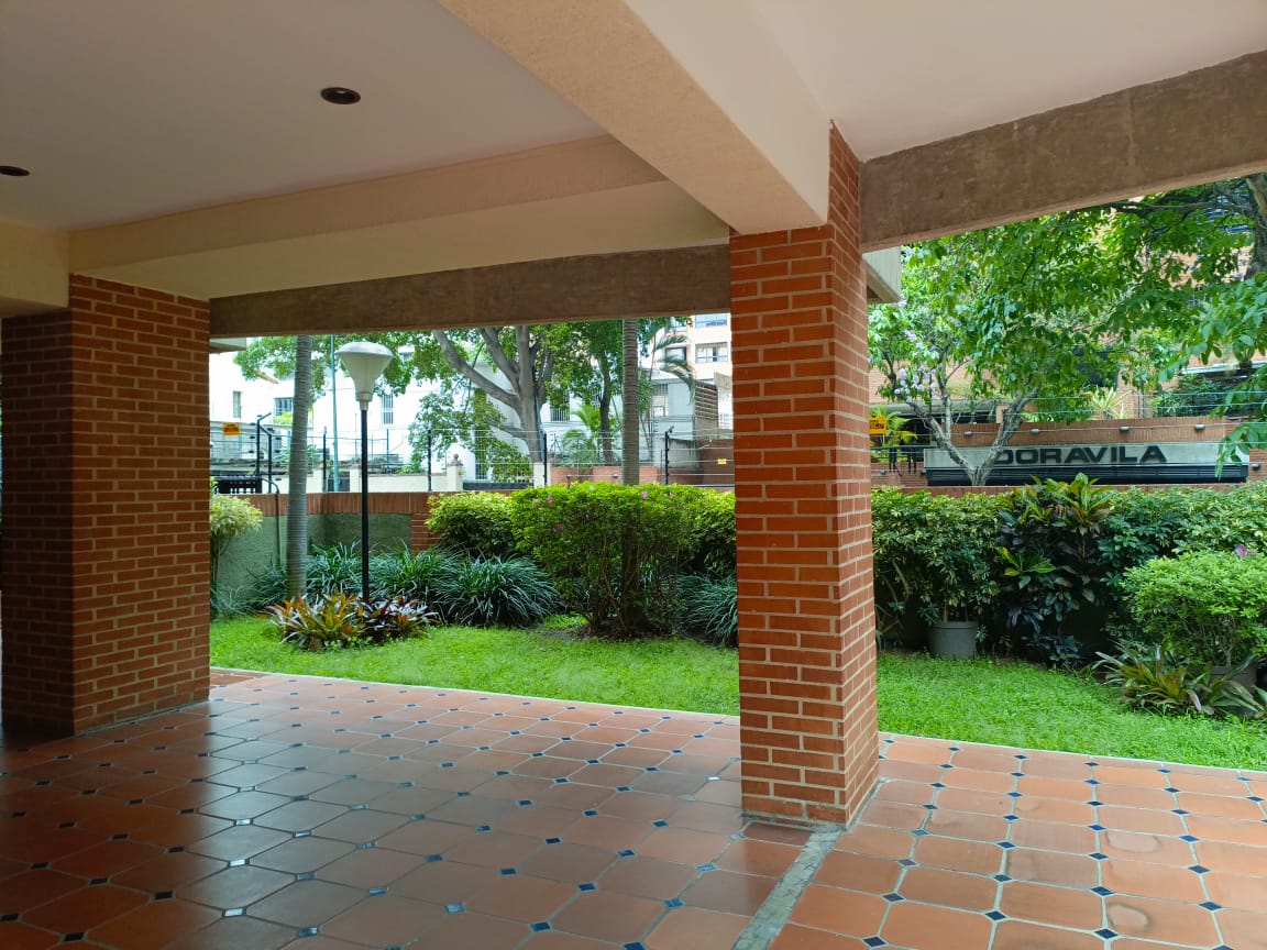 Campo Alegre-Merlot-Fachada02 Apartamento en Alquiler en Campo Alegre, Caracas – 89m², 1 Habitación, 1.5 Baños y 2 Puestos de Estacionamiento