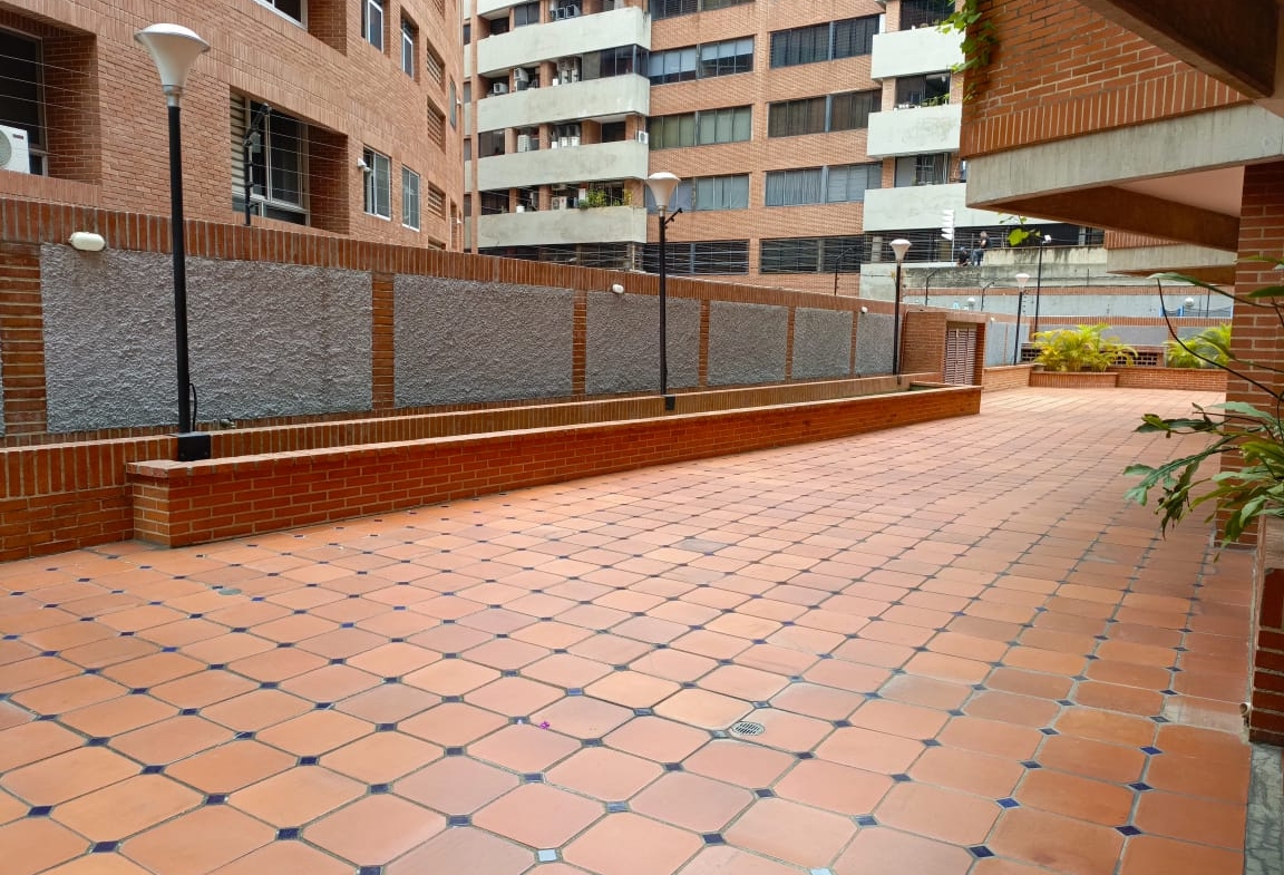 Apartamento en Alquiler en Campo Alegre, Caracas – 89m², 1 Habitación, 1.5 Baños y 2 Puestos de Estacionamiento