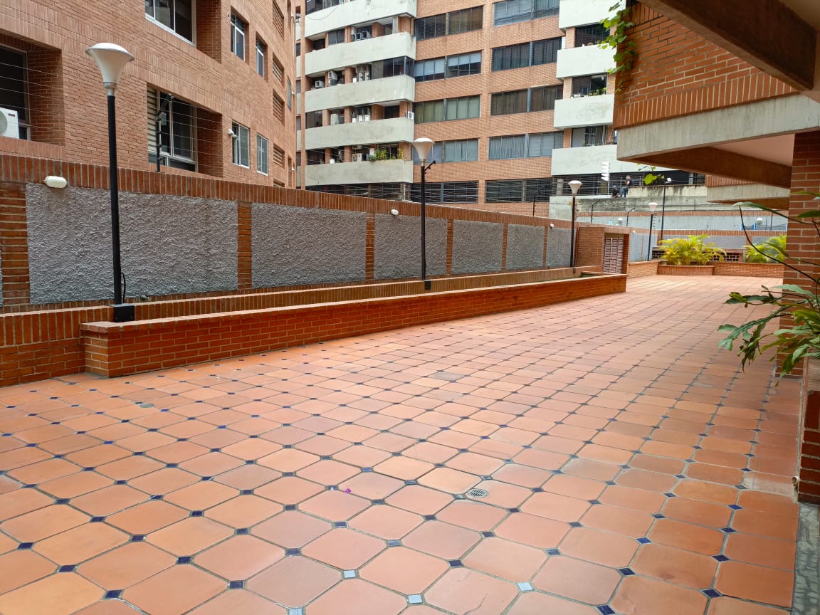 Campo Alegre-Merlot-Fachada03 Apartamento en Alquiler en Campo Alegre, Caracas – 89m², 1 Habitación, 1.5 Baños y 2 Puestos de Estacionamiento