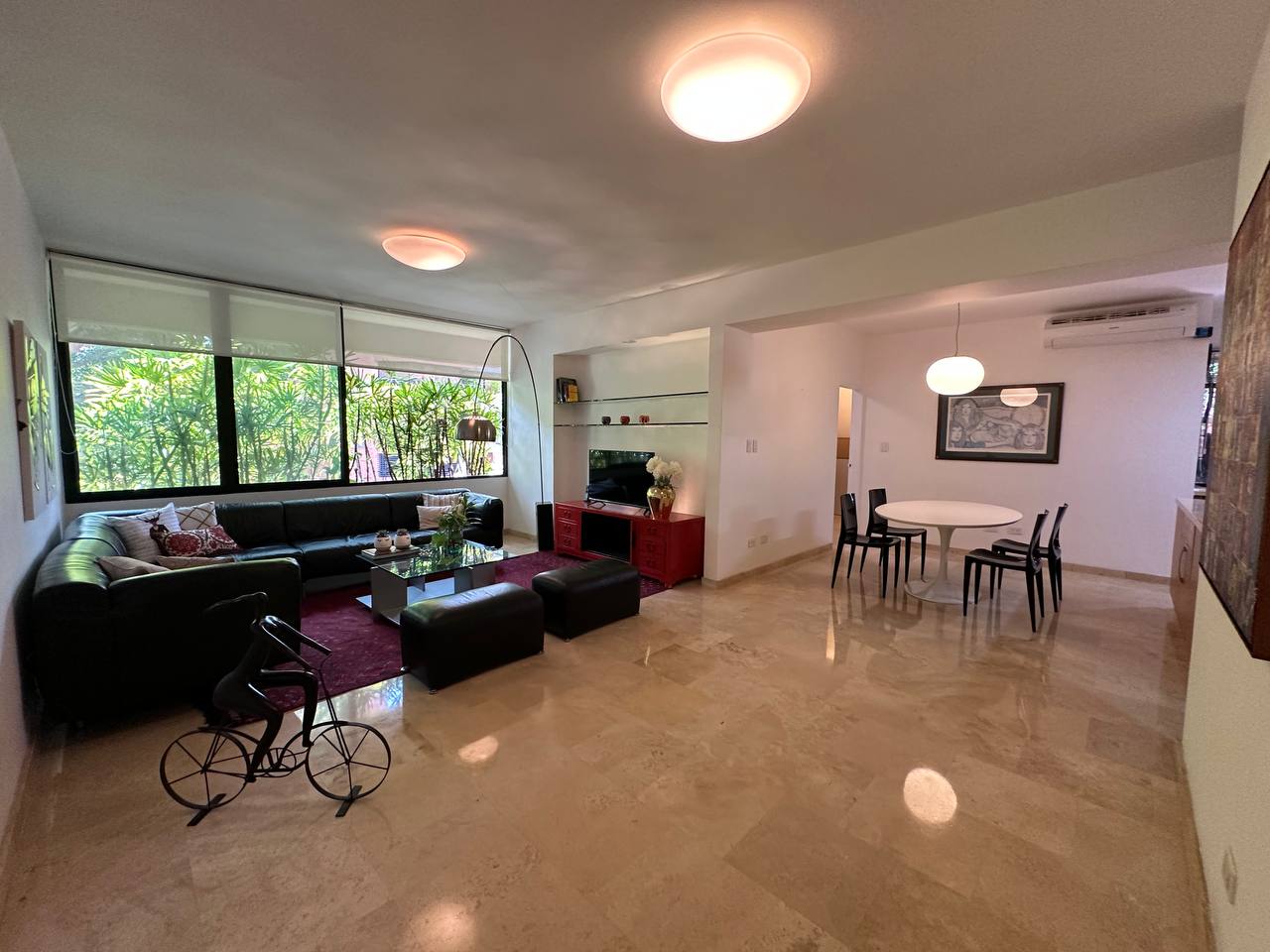 Campo Alegre-Merlot-Sala (2) Apartamento en Alquiler en Campo Alegre, Caracas – 89m², 1 Habitación, 1.5 Baños y 2 Puestos de Estacionamiento