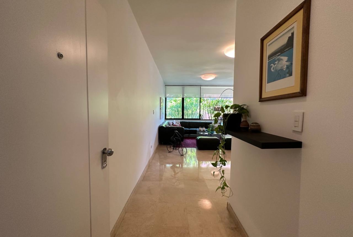 Apartamento en Alquiler en Campo Alegre, Caracas – 89m², 1 Habitación, 1.5 Baños y 2 Puestos de Estacionamiento