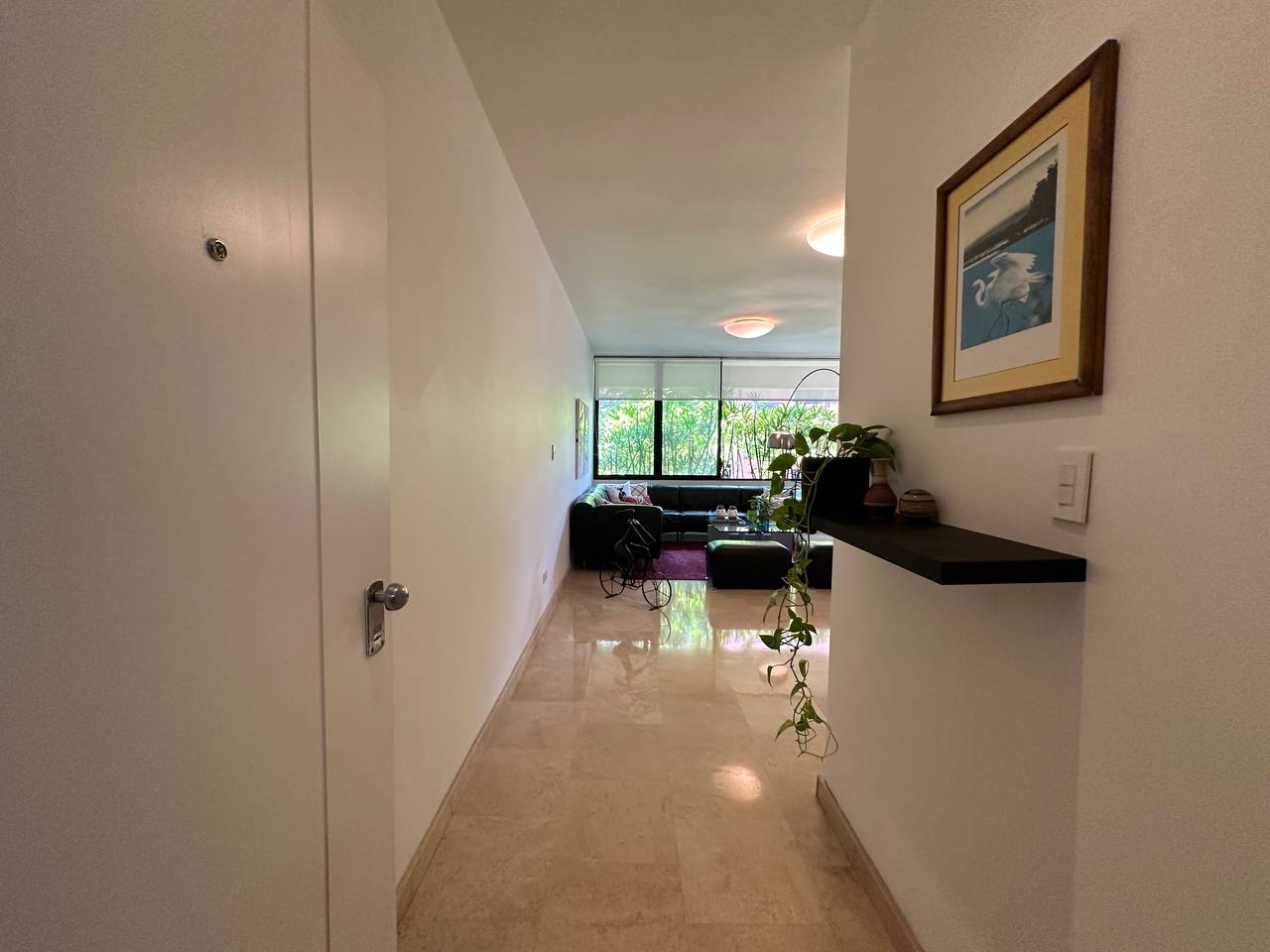 Campo Alegre-Merlot-Sala (3) Apartamento en Alquiler en Campo Alegre, Caracas – 89m², 1 Habitación, 1.5 Baños y 2 Puestos de Estacionamiento