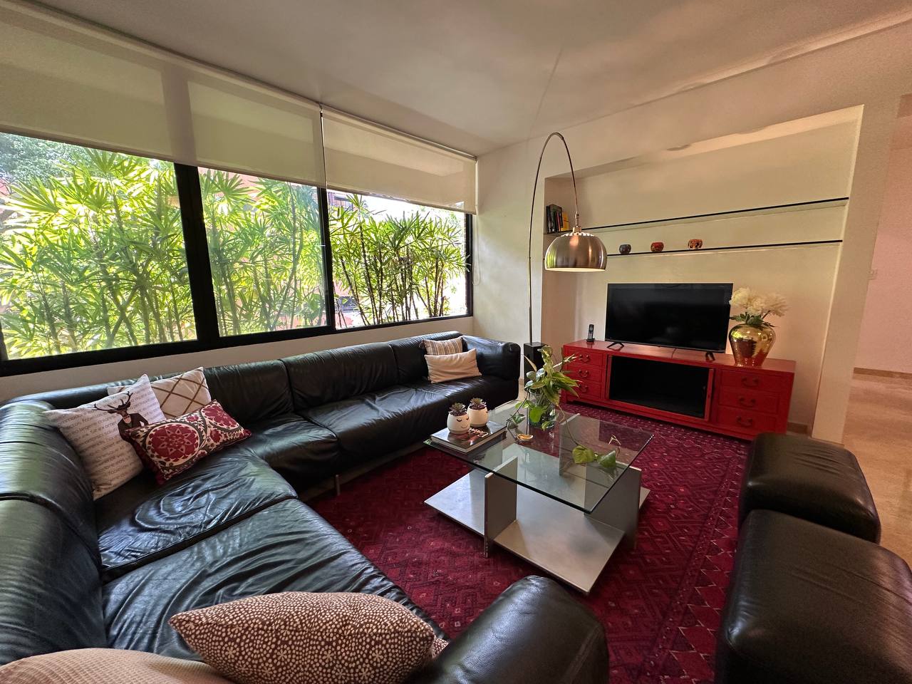 Campo Alegre-Merlot-Sala (5) Apartamento en Alquiler en Campo Alegre, Caracas – 89m², 1 Habitación, 1.5 Baños y 2 Puestos de Estacionamiento