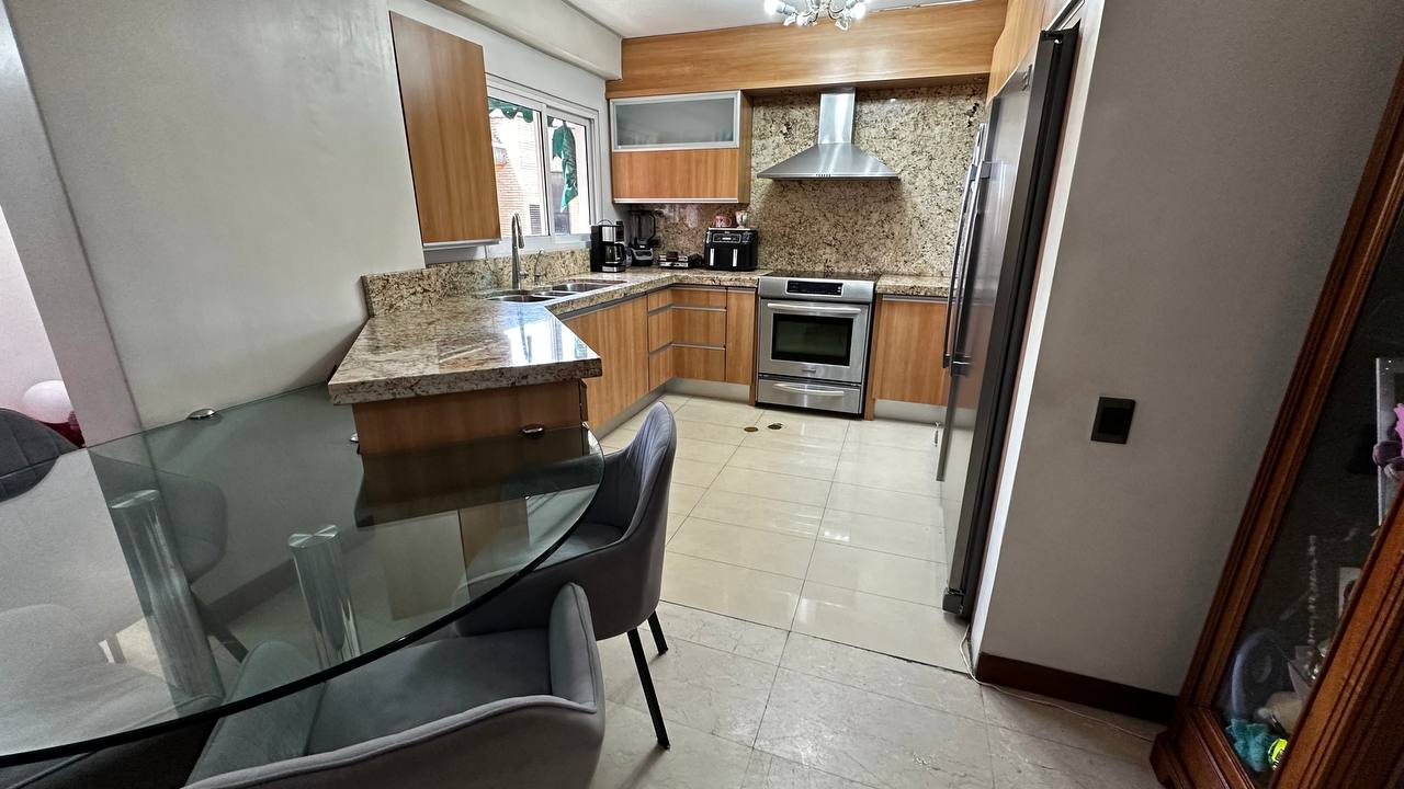 Campo Alegre-PH-Cocina Pent House Dúplex en Venta en Campo Alegre, Caracas – 218m², 4 Habitaciones, 4 Baños y 4 Puestos de Estacionamiento