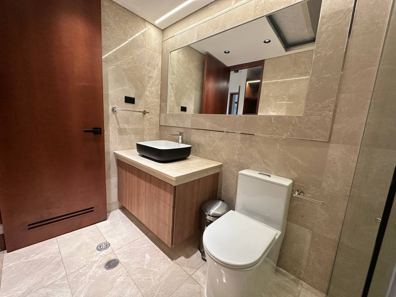 Campo Alegre-Piso1-Baño (2) Apartamento en Venta y Alquiler en Campo Alegre, Caracas – 67m², 1 Habitación, 1 Baño y 2 Puestos de Estacionamiento