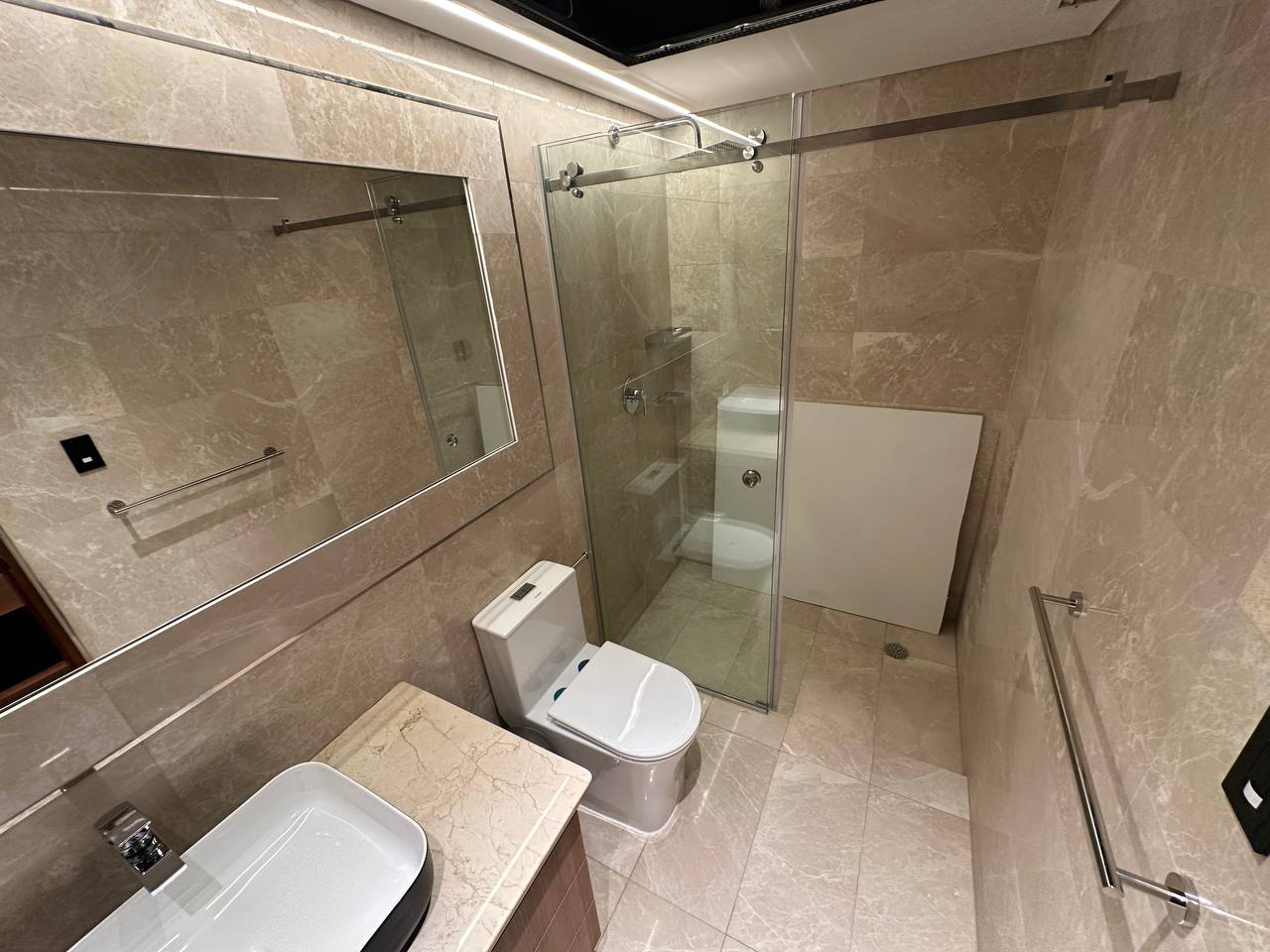 Campo Alegre-Piso1-Baño (3) Apartamento en Venta y Alquiler en Campo Alegre, Caracas – 67m², 1 Habitación, 1 Baño y 2 Puestos de Estacionamiento